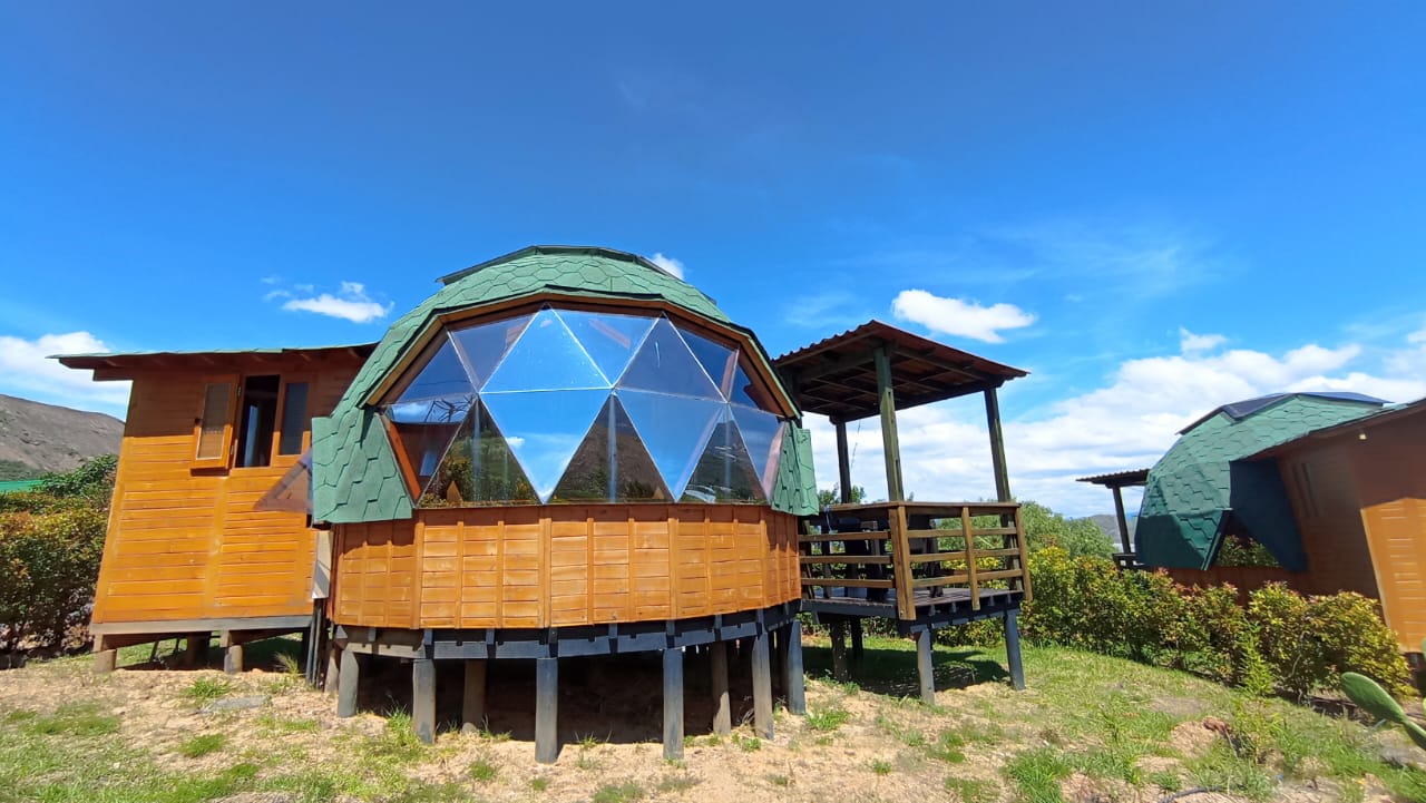 ¿Buscas hotel en Villa de Leyva? Descubre Los Nopales: un glamping exclusivo con domos y bus ecológico, rodeado de naturaleza y confort.
