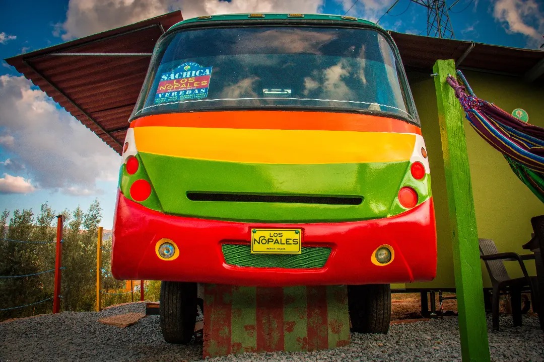 El Bus en Los Nopales, alojamiento para 3 personas en un bus ecológico en Villa de Leyva